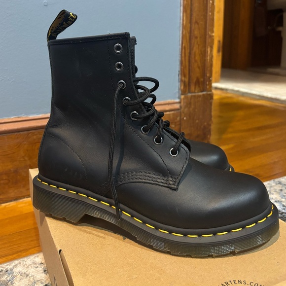 Never Worn Black Women’s Dr Martens Boots Size 8 - Picture 2 of 4